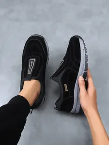 Detailansicht schwarzer Herren-Walking-Schuhe mit Outdoor-Sohle und Sport-Design