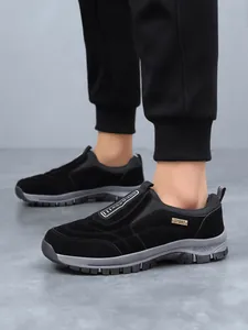 Detailansicht der schwarzen Herren-Slipper für den Außenbereich mit Sport-Label an der Seite