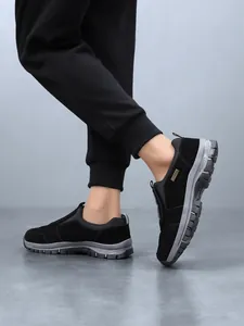 Detailansicht Herren Slipper Wanderschuhe in Schwarz mit robuster Anti-Rutsch-Sohle