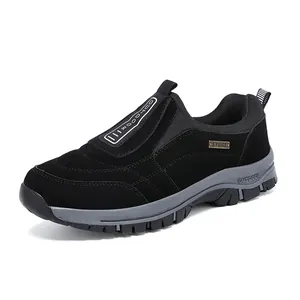 Robuste schwarze Herren-Walking-Slipper für den Außenbereich mit grauer Komfortsohle