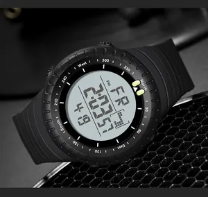 Gros plan de la montre de sport numérique Sanda avec bracelet noir et boussole.