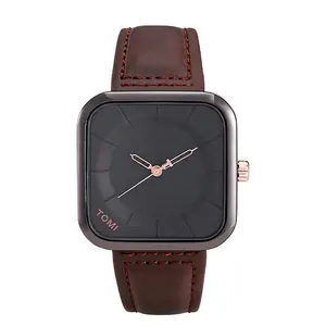 Vista detallada de un reloj de cuarzo cuadrado con esfera negra y correa de cuero