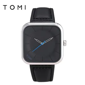 Primer plano de un reloj de cuarzo cuadrado minimalista con correa de cuero negro