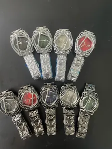 Vista detallada de relojes de aleación geométricos irregulares con marcos huecos y esferas de colores