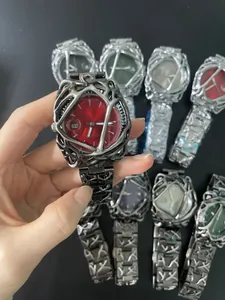 Reloj de aleación estilo punk con jaula esquelética irregular y esfera roja detalle