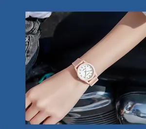 Reloj de cuarzo SANDA luminoso e impermeable con correa de silicona rosa vista en muñeca