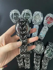 Detalle de cerca de un reloj de aleación de diseño único con una correa de metal con patrón X