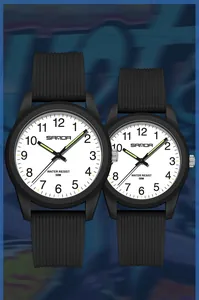 Vista detallada de los relojes de cuarzo para pareja SAMDA con agujas luminosas