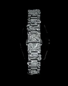 Vista macro de correa de reloj de aleación plateada con diseño de textura irregular