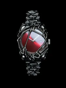 Primer plano de un reloj con diseño de metal líquido único y esfera roja vibrante