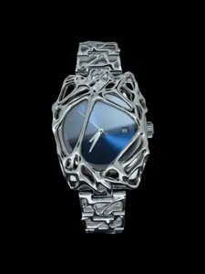 Detalle de reloj de aleación esquelético irregular vanguardista con esfera de color azul profundo