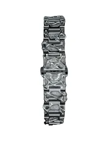 Detalle de correa de reloj en aleación plateada con diseño de textura de lava fundida.