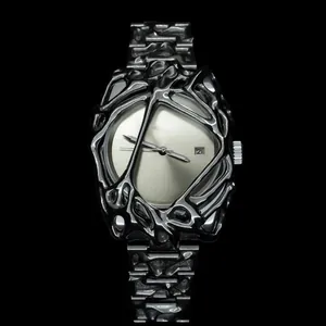 Reloj de diseño en aleación de plata con un marco de metal líquido irregular