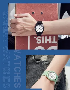 Detalle de los relojes de cuarzo impermeables SANDA para parejas en negro y verde menta.
