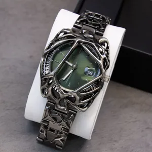 Reloj gótico de aleación con forma de alien, caja de esqueleto y esfera verde oscuro