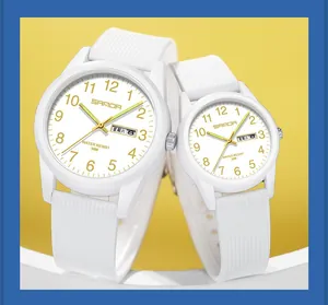 Vista detallada de relojes de pareja SAMDA blancos con toques dorados y calendario