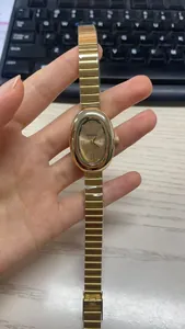 Vue rapprochée d'une montre vintage dorée ovale pour femme avec chiffres romains