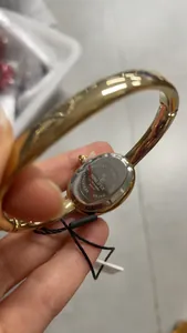 Vista trasera detallada del reloj ovalado de oro rosa Sunlifex con caja de acero