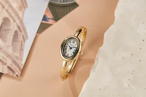 Elegante vintage gouden dameshorloge met een ovale wijzerplaat en Romeinse cijfers