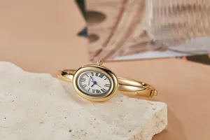 Detailopname van een vintage goudkleurig ovaal armbandhorloge met Romeinse cijfers