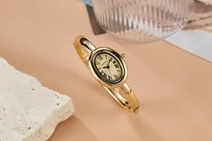 Gedetailleerde weergave van een vintage goudkleurig ovaal horloge met Romeinse cijfers