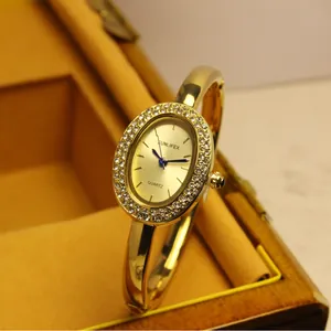 Primer plano del reloj de brazalete ovalado SUNLIFEX dorado con bisel de strass fino