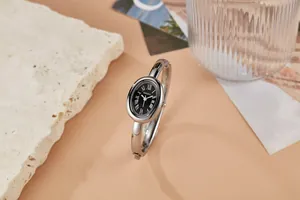 Close-up van een vintage ovaal zilveren horloge met zwarte wijzerplaat en Romeinse cijfers