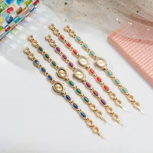 Montres-bracelets vintage dorées avec pierres colorées en cinq styles très élégants
