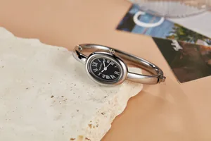 Elegante ovale dameshorloge in vintage-stijl met zilveren metalen armband en zwarte wijzerplaat.