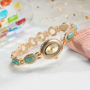 Montre-bracelet vintage dorée pour femme avec pierres turquoise et cadran élégant