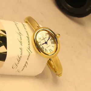 Primer plano del elegante reloj de brazalete ovalado SUNLIFEX dorado con números