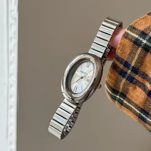 Détail d'une montre vintage ovale argentée pour femme avec bracelet à maillons