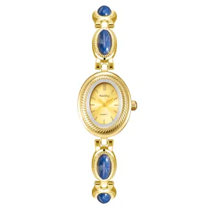 Vue macro détaillée d'une montre bracelet dorée vintage avec pierres bleues pour femmes