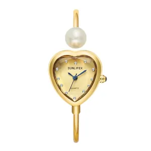 Elegante reloj brazalete SUNLIFEX con forma de corazón dorado, perla y esfera de cristal