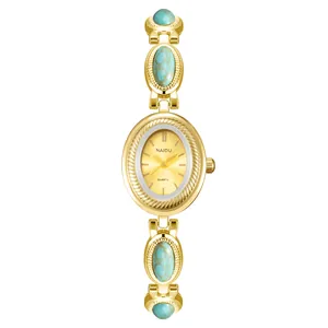Montre bracelet vintage dorée pour femme avec incrustations élégantes de pierres turquoises.