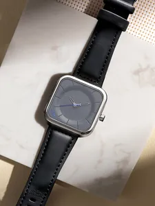 Primer plano detallado del reloj de cuarzo cuadrado minimalista TOMI con correa de cuero negro