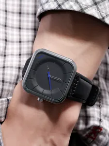Detalle de un reloj de cuarzo cuadrado minimalista TOMI con correa de cuero negro