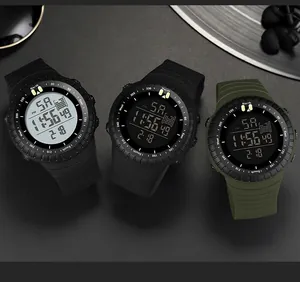 Vue détaillée de montres de sport numériques en noir et vert olive avec affichage