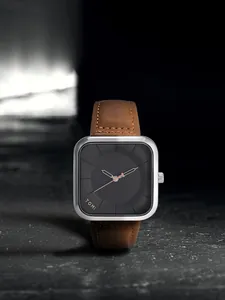 Primer plano del reloj cuadrado TOMI con correa de cuero marrón y esfera gris oscuro