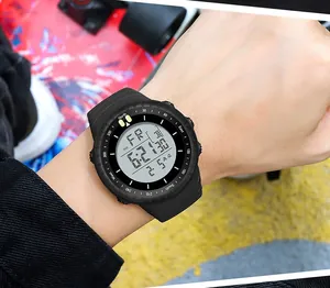 Montre de sport numérique noire durable pour enfants et étudiants vue au poignet