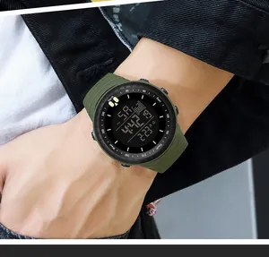 Vue détaillée au poignet d'une montre de sport numérique verte et étanche pour le plein air