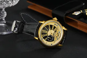 Detailansicht der Forsining Skelett-Automatik-Herrenuhr mit goldenem Schwungrad