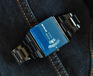 Vue détaillée d'une montre à quartz carrée pour homme avec cristal bleu et bracelet en métal noir