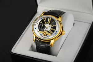 Nahaufnahme einer automatischen FORSINING Armbanduhr in schwarzer Geschenkbox
