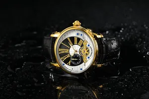 Makro-Detail der automatischen Forsining-Uhr mit Skelett-Zifferblatt auf nasser Oberfläche