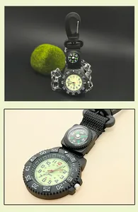 Detailansicht der Outdoor-Wanderuhr mit leuchtendem Zifferblatt und eingebautem Kompass