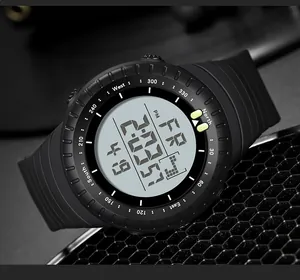 Vue macro d'une montre de sport numérique noire multifonction avec grand écran LCD rond