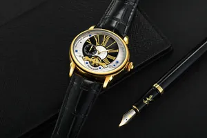 Details der Forsining Herren-Automatikuhr mit goldenem Skelett-Zifferblatt und Stift.