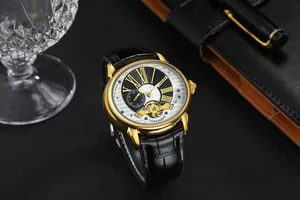 Detailansicht der mechanischen Automatik-Herrenuhr von Forsining mit Skelett-Zifferblatt