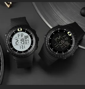 Vue détaillée de deux montres de sport numériques noires avec lunettes robustes